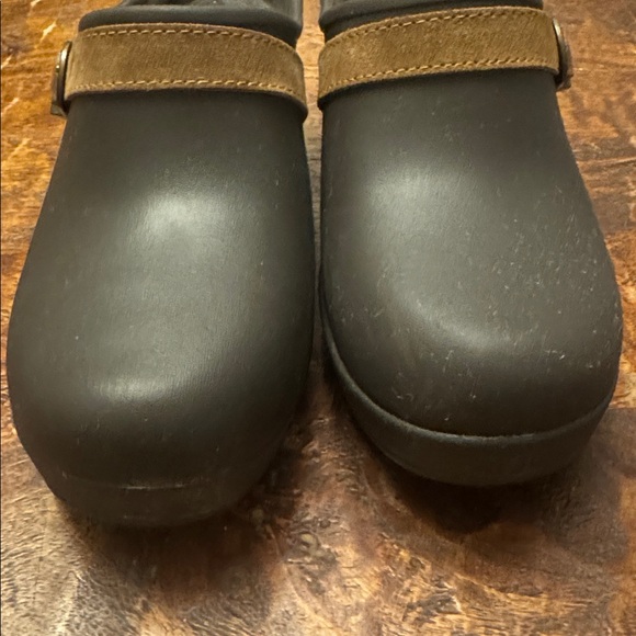 CROCS- Sarah Mule Clogs with a brown strap, EUC - Picture 4 of 8